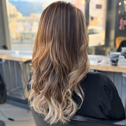 Balayage blond dégradé sur cheveux longs — réalisation du salon