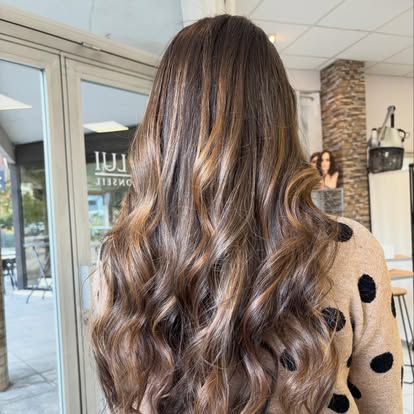 Coloration brune aux reflets caramel sur cheveux longs — réalisation du salon