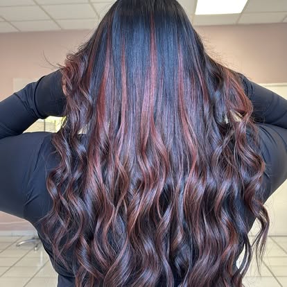 Coloration brune aux reflets acajou sur cheveux longs — réalisation du salon