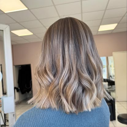 Balayage blond cendré sur carré — réalisation du salon