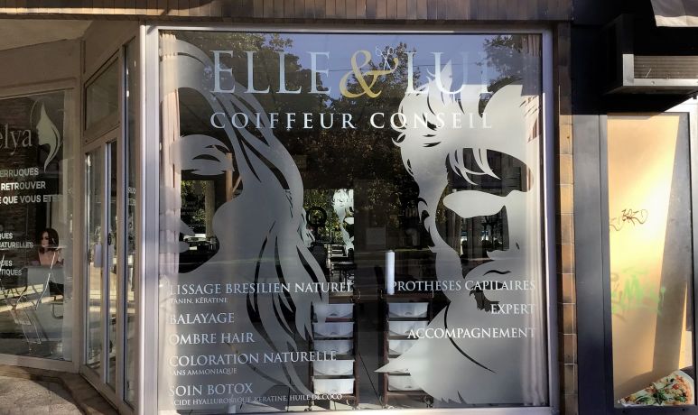 La vitrine du salon Elle et Lui, cours de la Libération